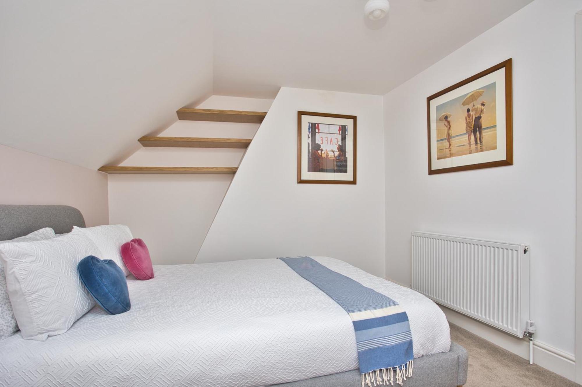Spacious Seaside Escape In The Heart Of Deal, 4 Mins From The Beach Экстерьер фото
